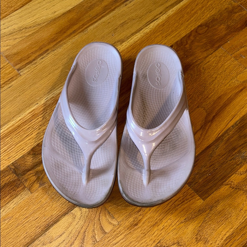 OOFOS Women's Beige flip flop Sandals